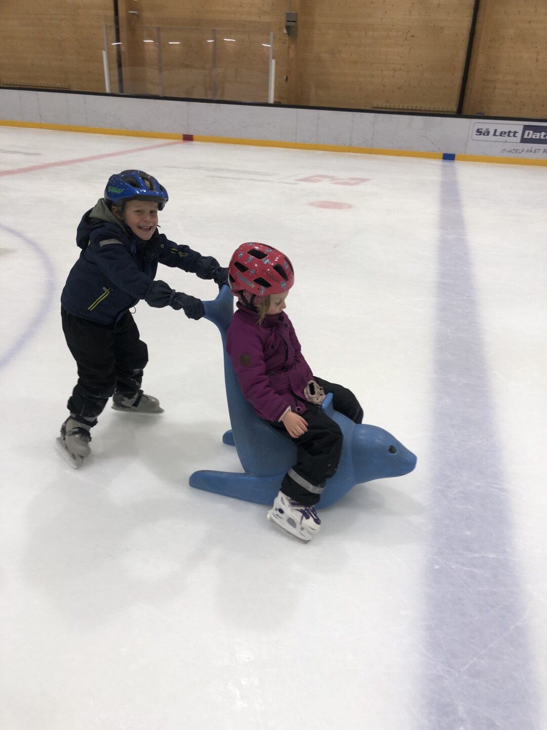 Bilde 2 av 2. klasse i ishallen i Bugården.