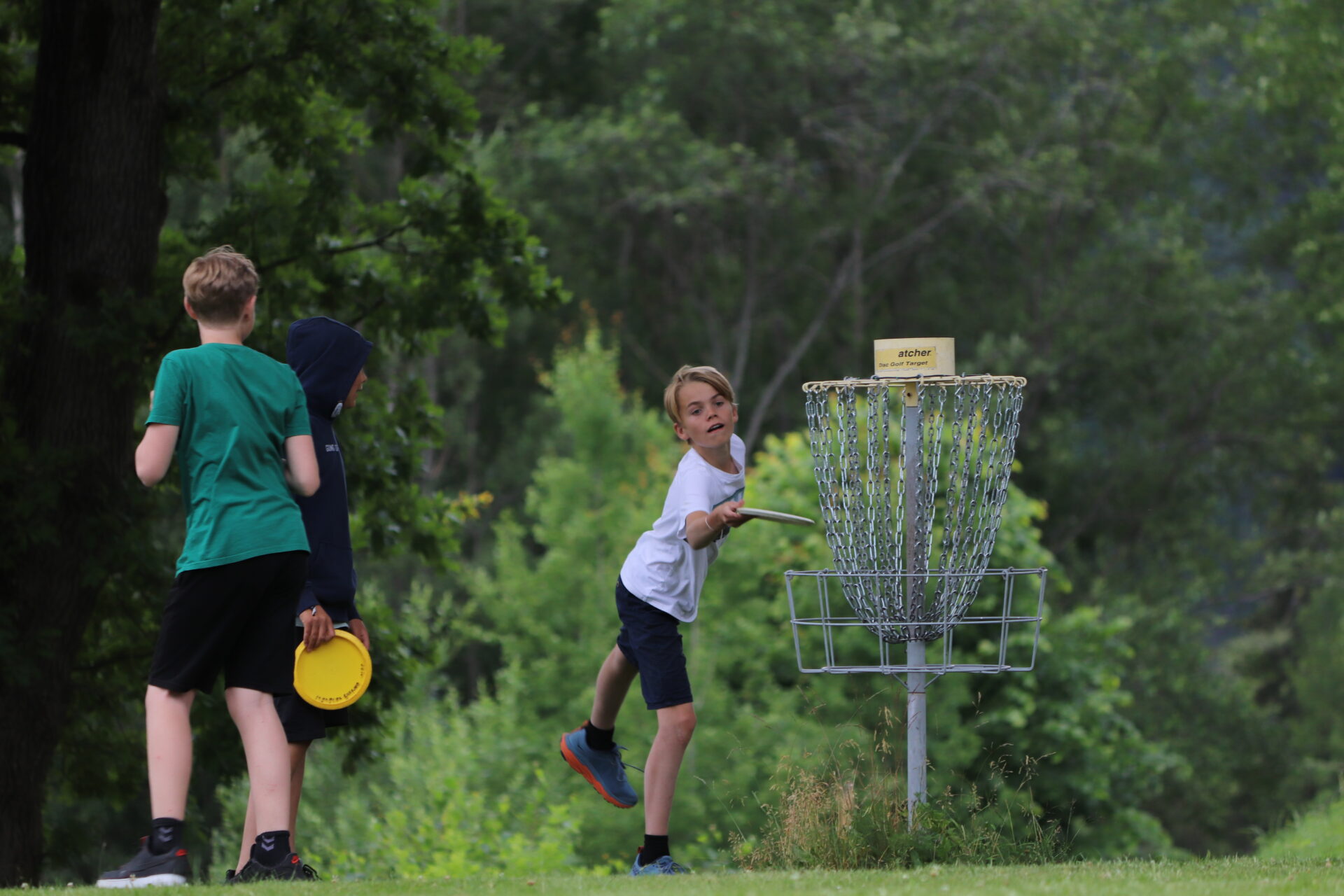 Frisbeegolf er en avslappende sommeraktivitet.