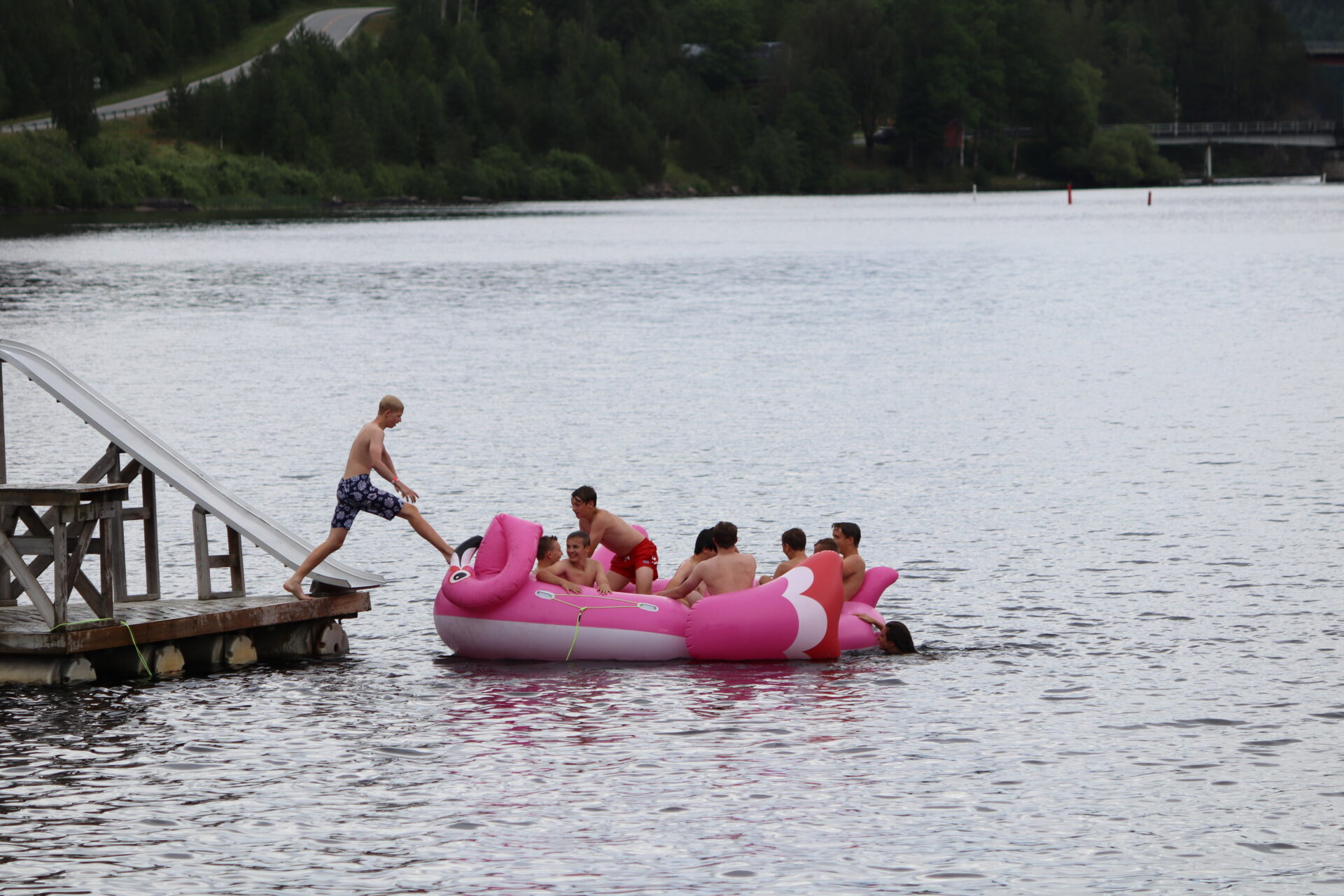 Bading fra flåtebrygga. Denne gangen hadde noen også med seg en gedigen flamingo!