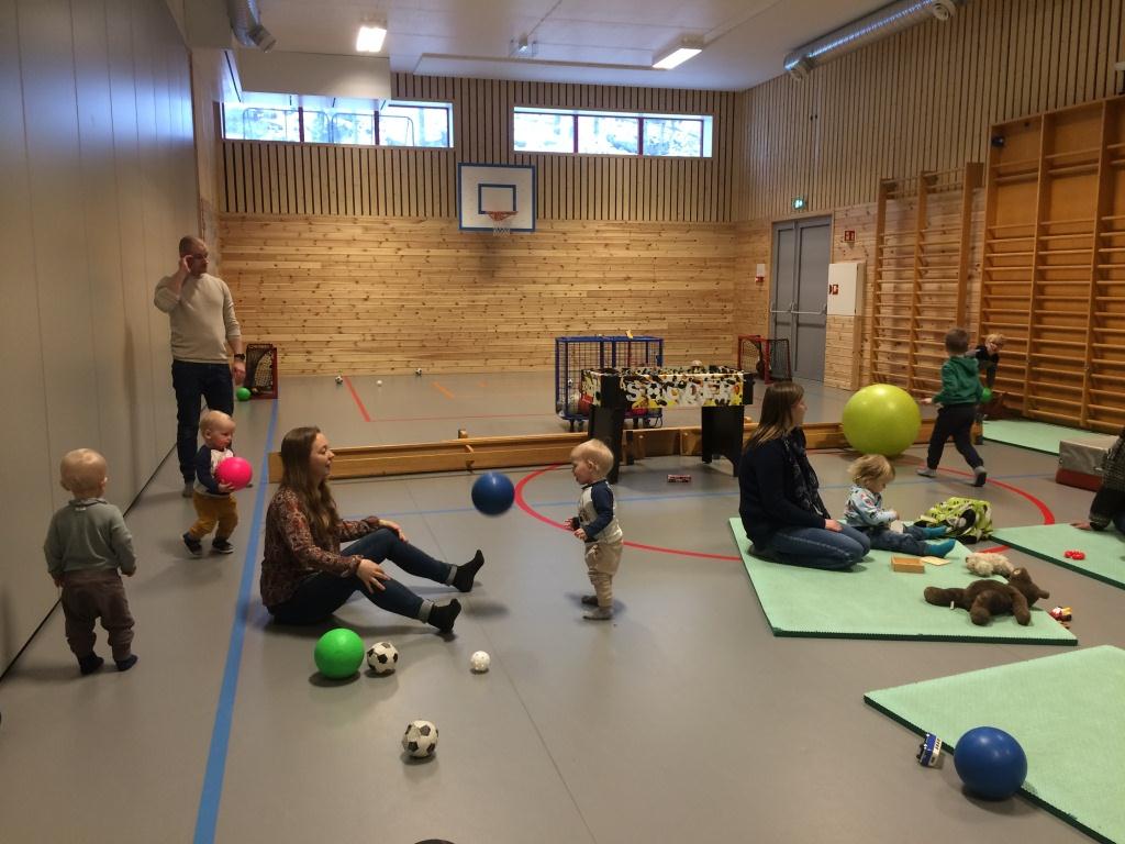 Bilde av småbarn i gymsal