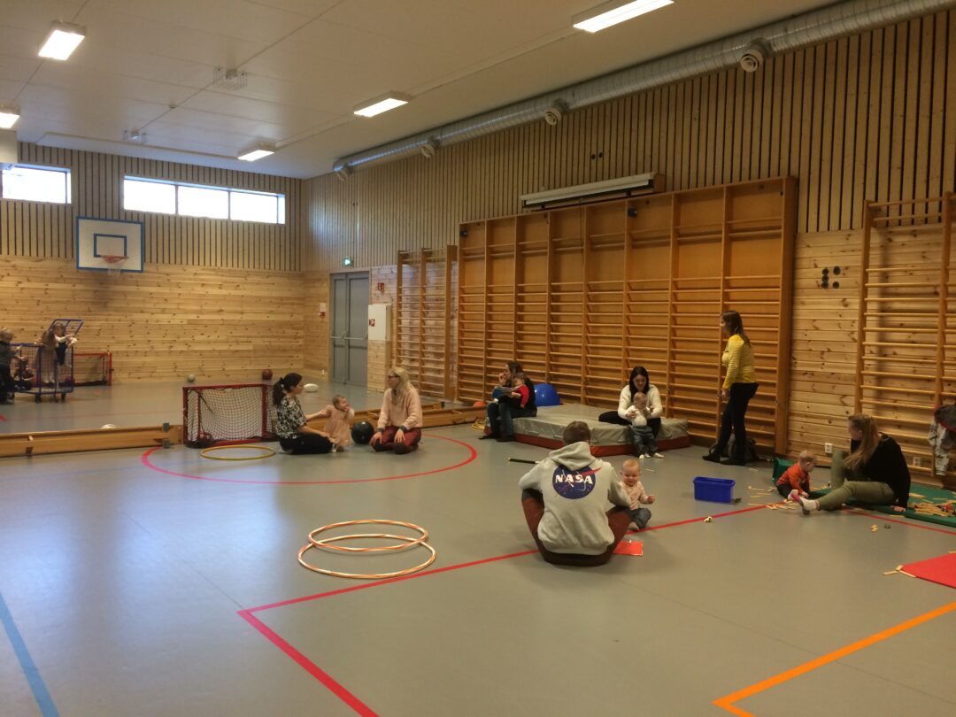 Bilde av småbarn i gymsal