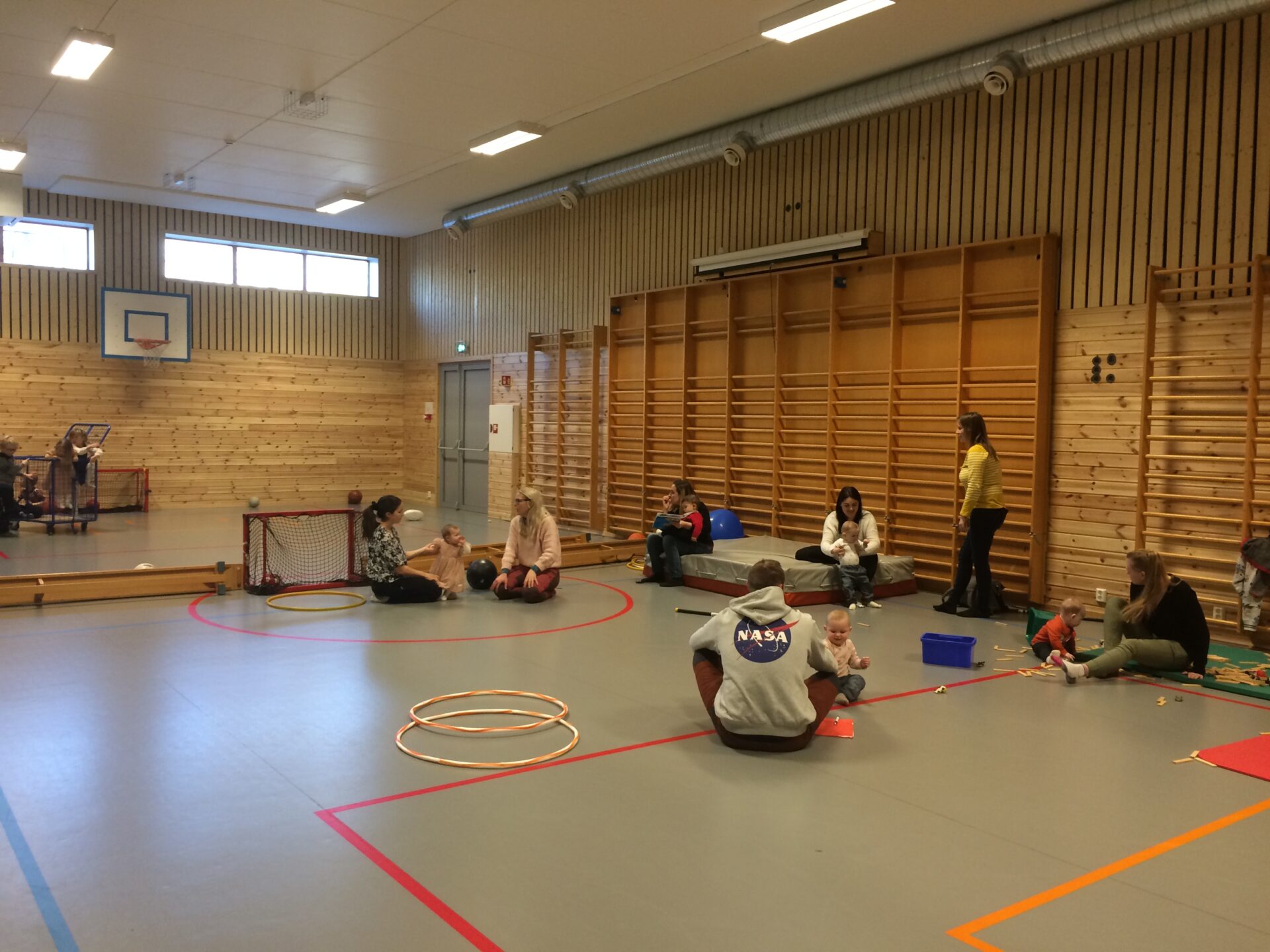 Åpen barnehage i gymsalen