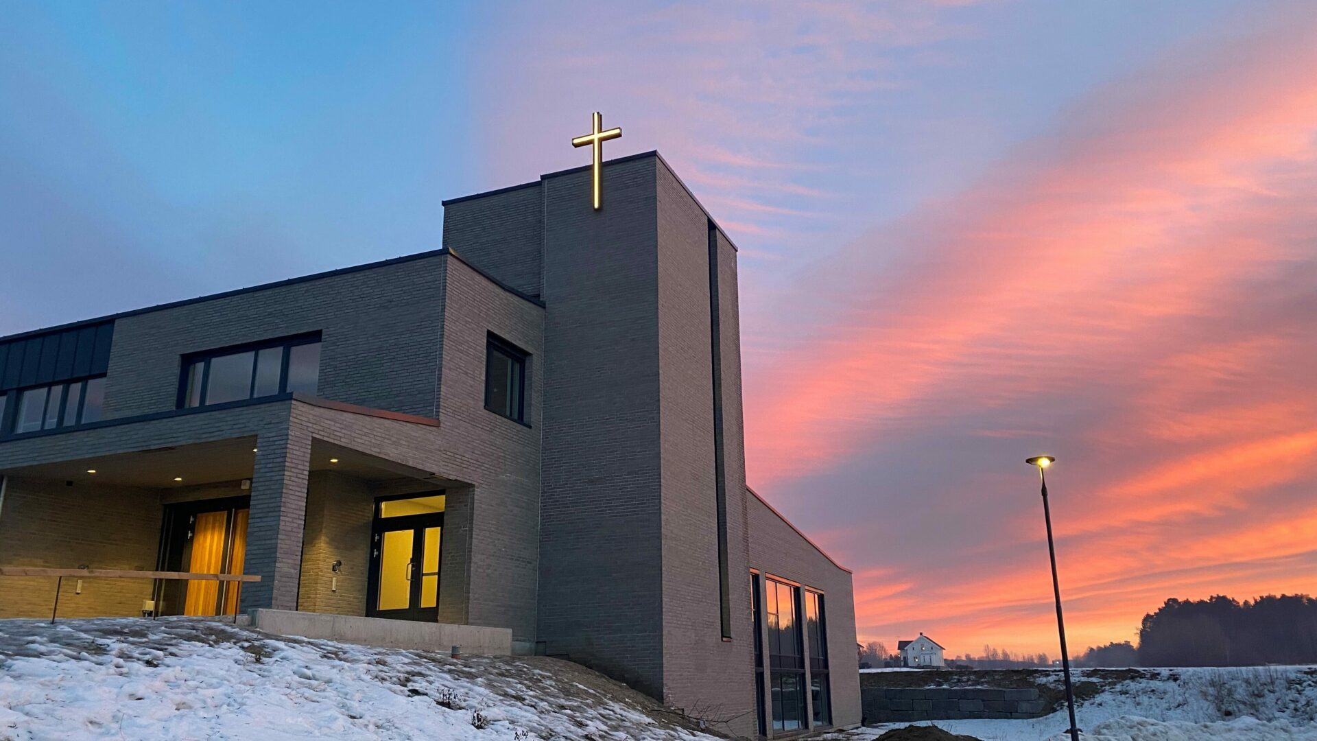 1-Skauen-kirke-vinterhimmel-scaled-aspect-ratio-16-9