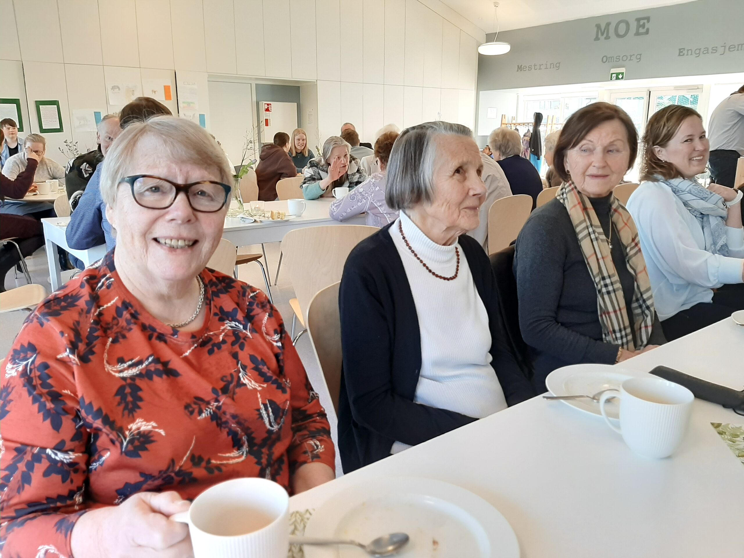 Bilde av Astrid Krokeborg og andre under kirkekaffen