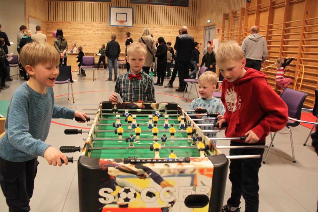 Bilde av barn som spiller fotballspill på misjonskveld.