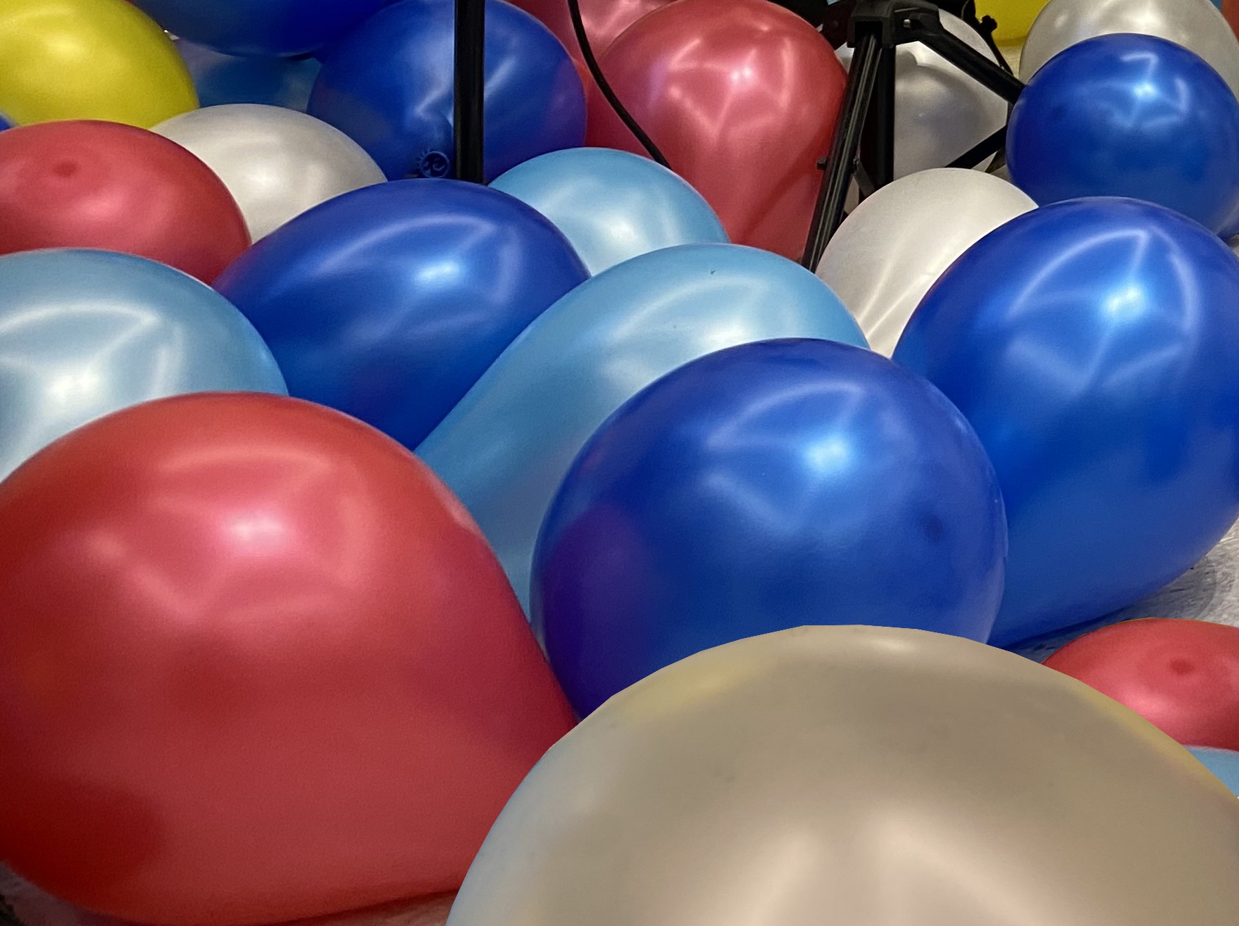 150 ballonger måtte til for å feire DELKs 150-årsjubileum. De hadde 10. klasse blåst opp.