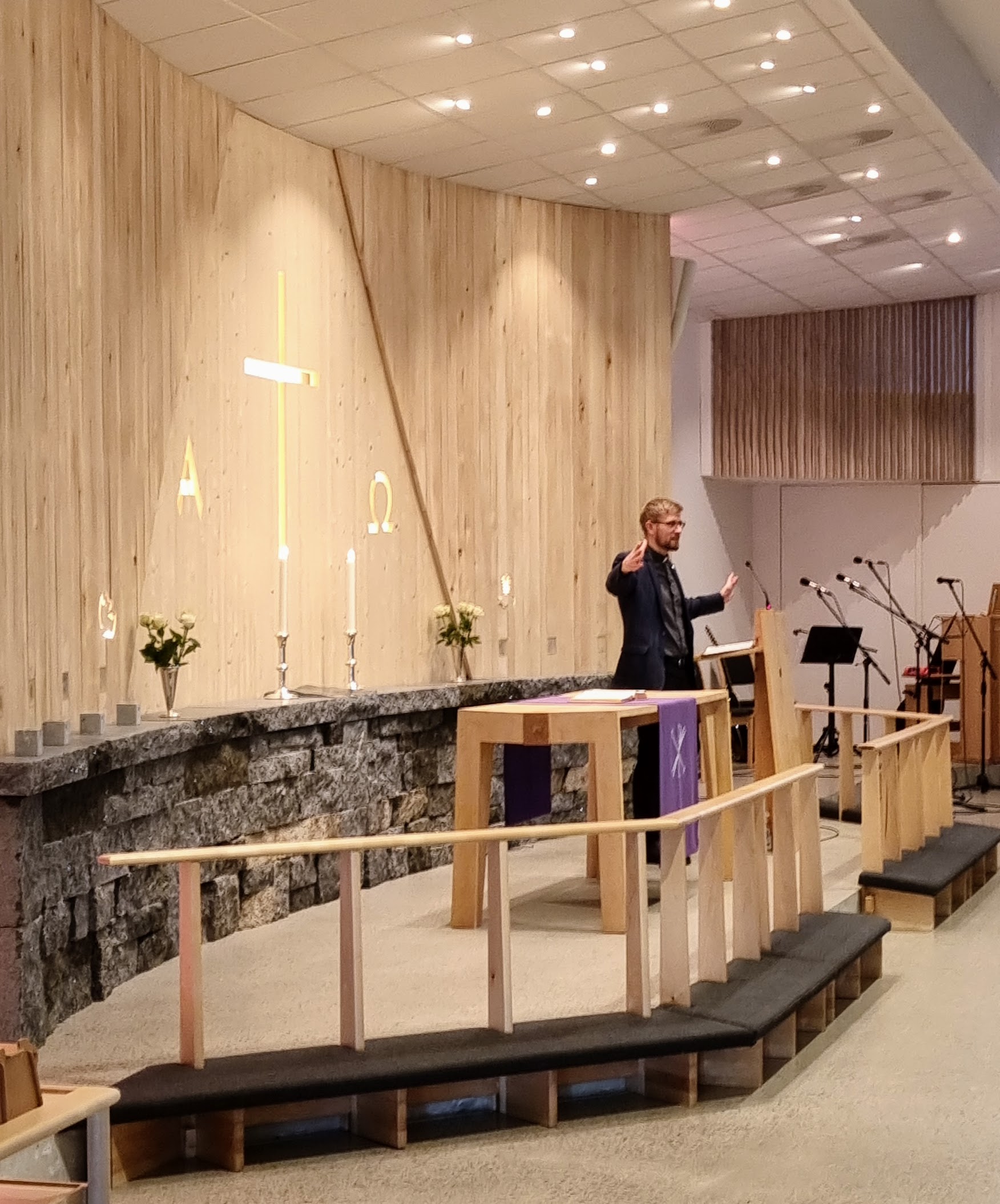 Bilde av tilsynsmann som taler