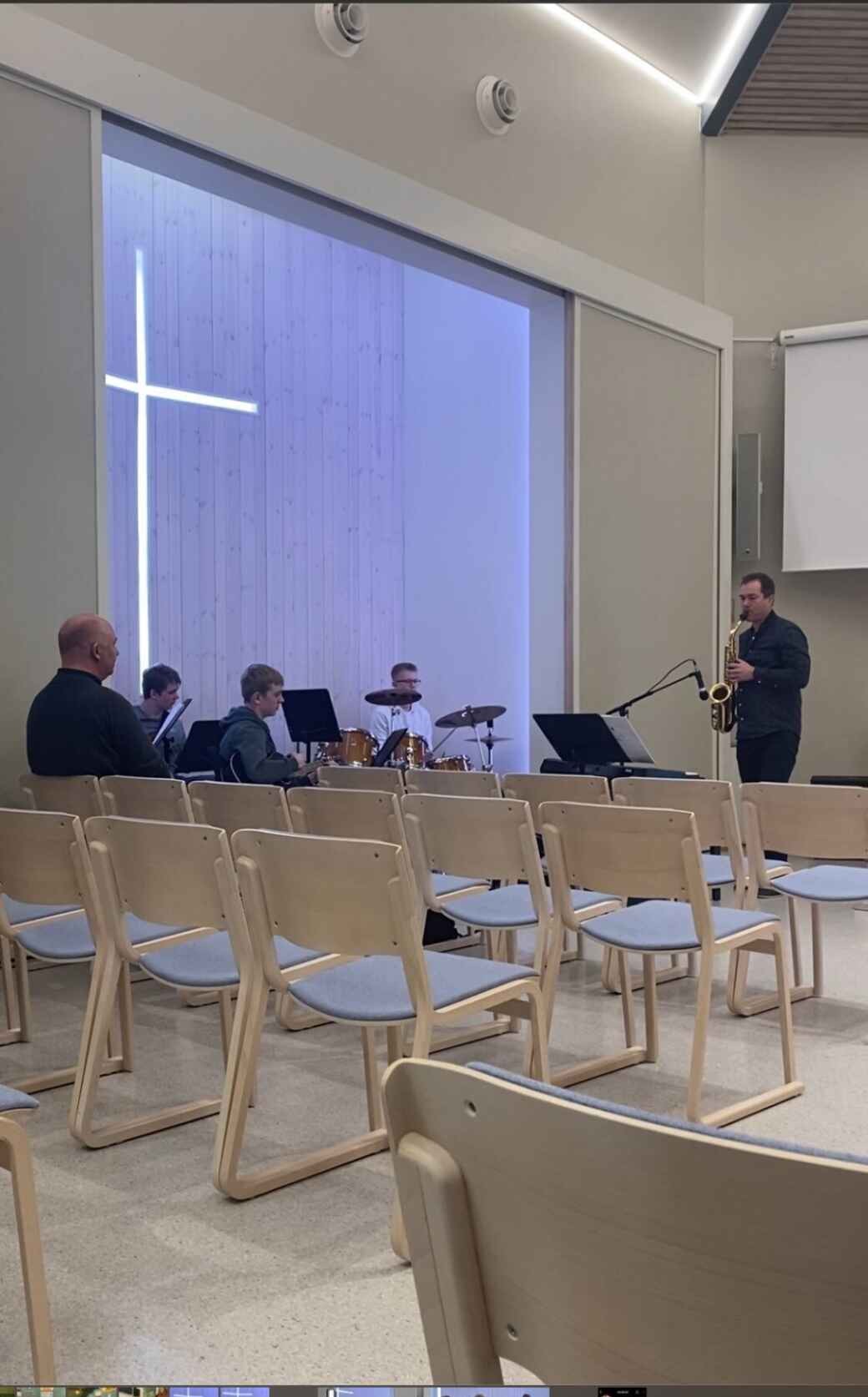 Bilde av ungdomsskolemusikere som øver før gudstjenesten.