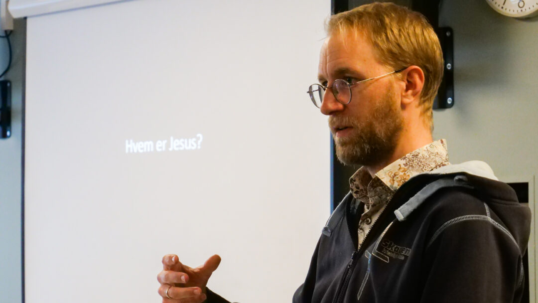 Prest Fred-Arve Fahre foreleser om temaet "Hvem er Jesus"