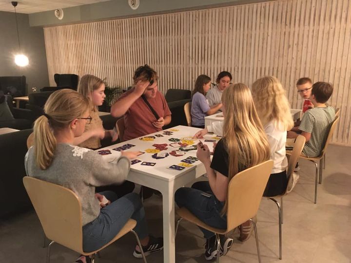 Ungdommer spiller brettspill på Moskus i Moe kirke