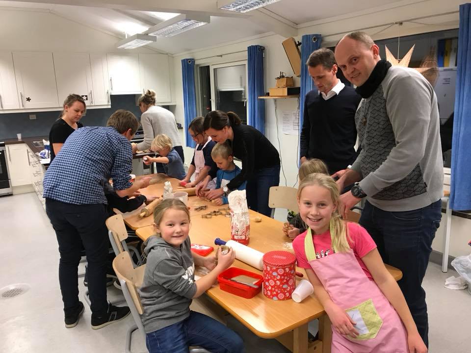 Pepperkakebaking ved familiesamling i Moe kirke