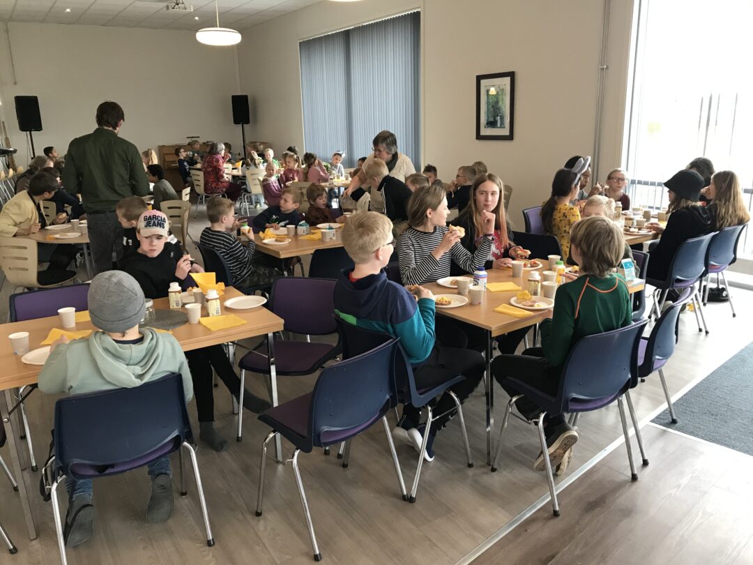 Bilde 3 av påskelunsj i foajeen.