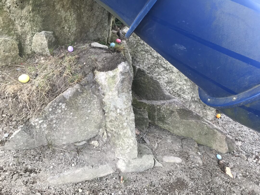 Bilde av påskeegg i skolegården.