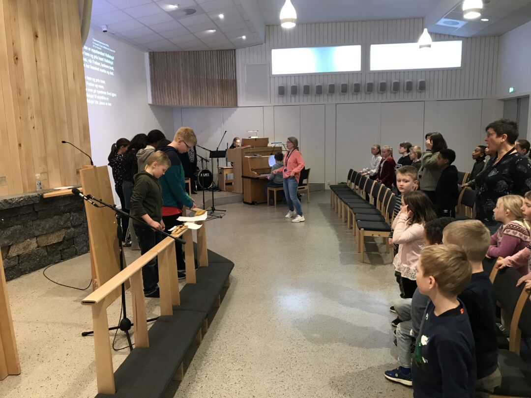 Bilde av 6.-7. klasse som spilller på påskegudstjenesten.