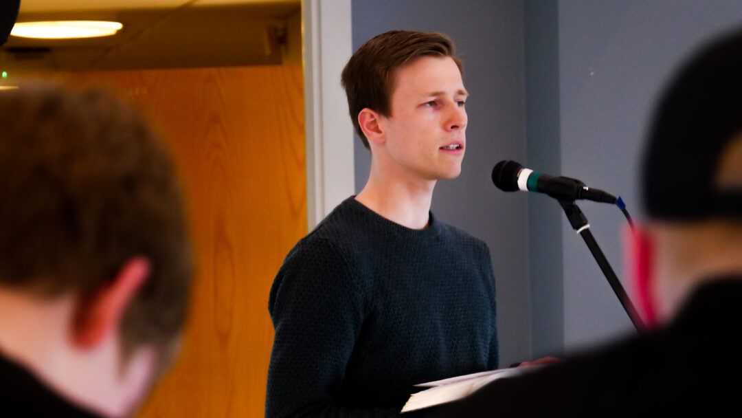 Emil Simonsen holder andakt for ungdommer under idrettsweekend april 2022