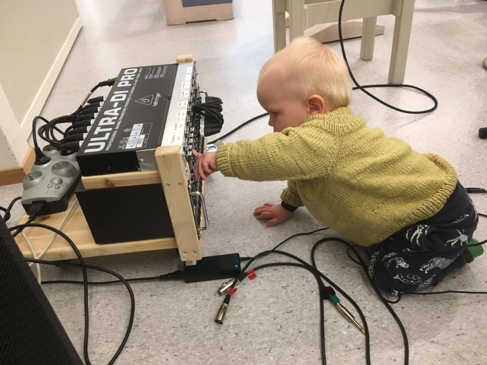 Baby som trykker på teknisk lydutstyr i kirken