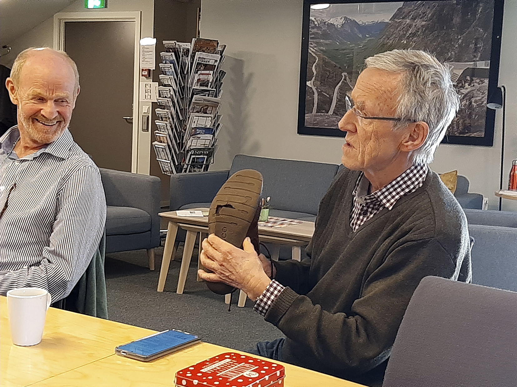 Ulf Asp og Rolf Ekenes i samtale på hovedkontoret