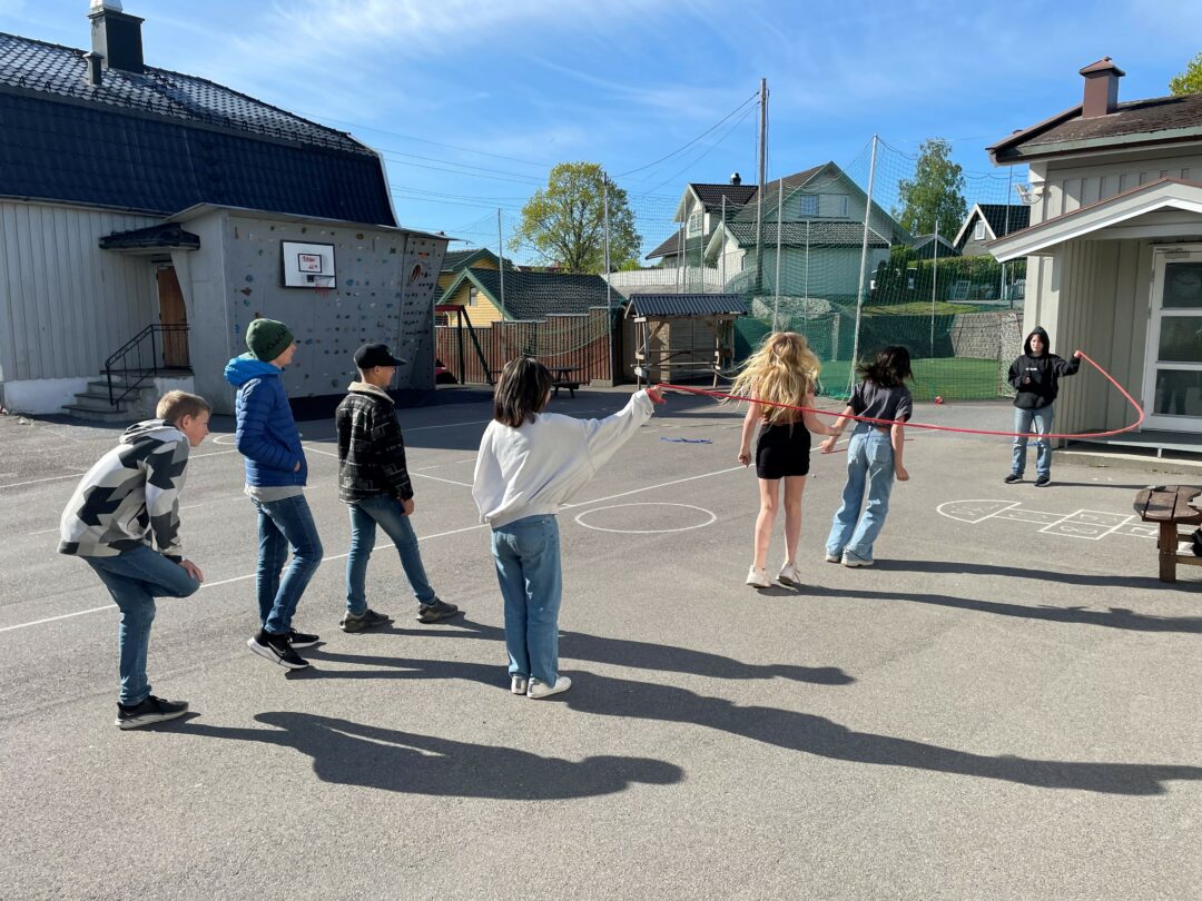 Bilde av hoppetaukonkurranse 7. klasse.