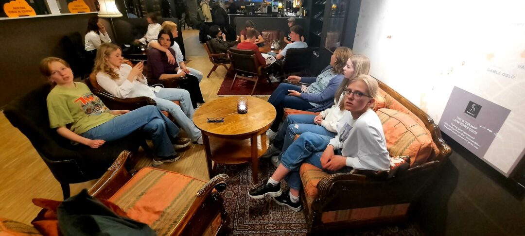 Bilde 2 av 10. klasse på hotell i Oslo.