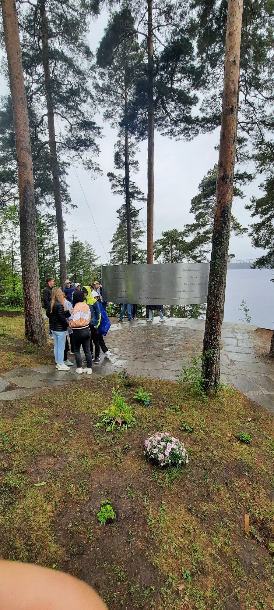 Bilde av 10. klasse ved minnesmerke på Utøya.