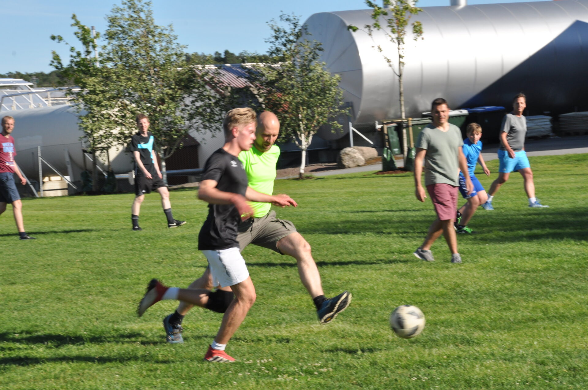 Fotball mellom ungdommen og prestene