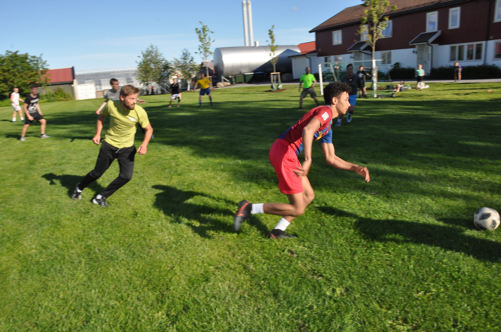 Fotball mellom ungdommen og prestene