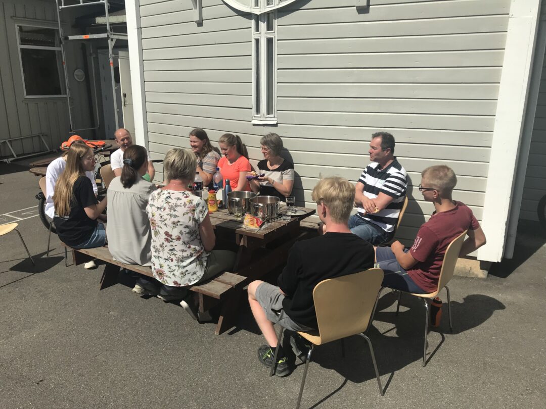 Bilde av pølse-lunsj i Moe-sommerferie-jobb.