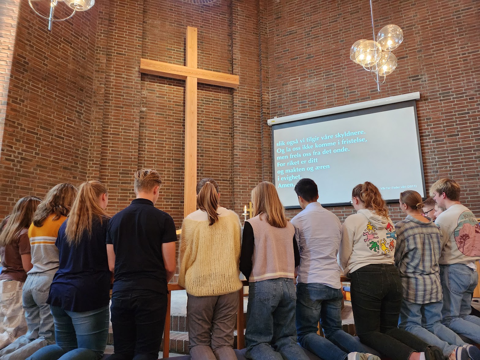 Ungdommene kneler for korset mens menigheten ber for dem og sender dem ut i tjeneste. 