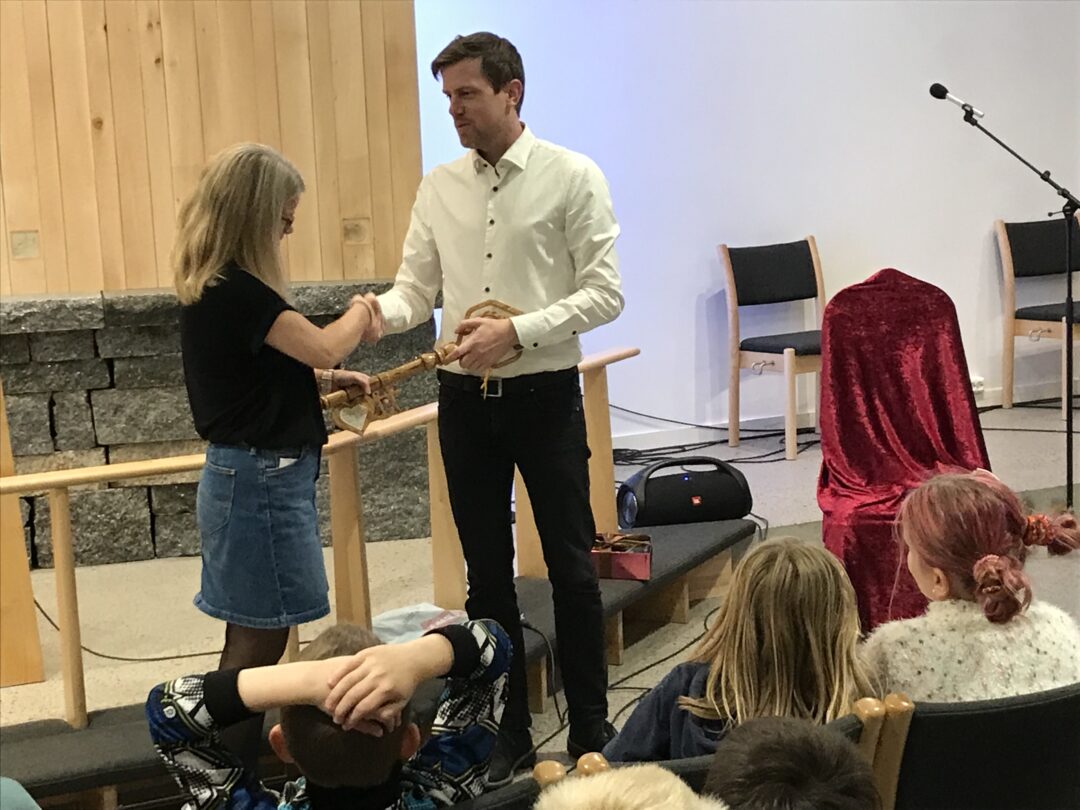 Bilder av Beate som overtar Bjerkelynøkkelen fra Mathias.