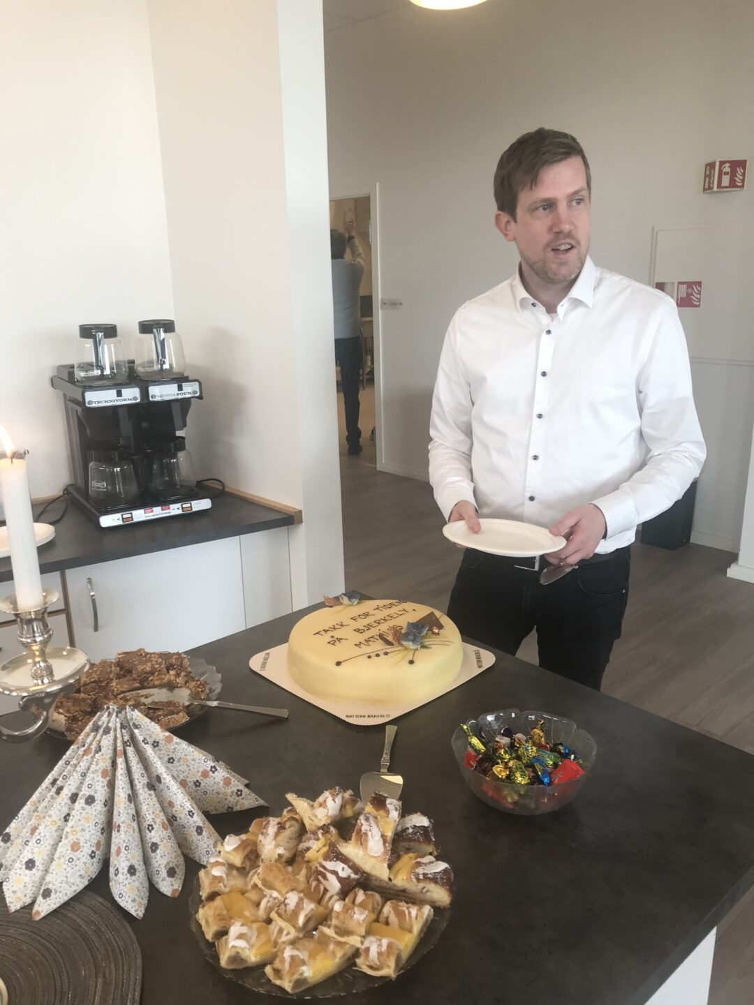 Mathias takkes av som rektor - med kake.