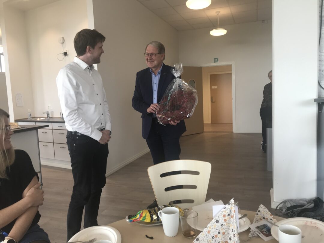 Skolestyreleder Kåre takker avgående rektor Mathias.