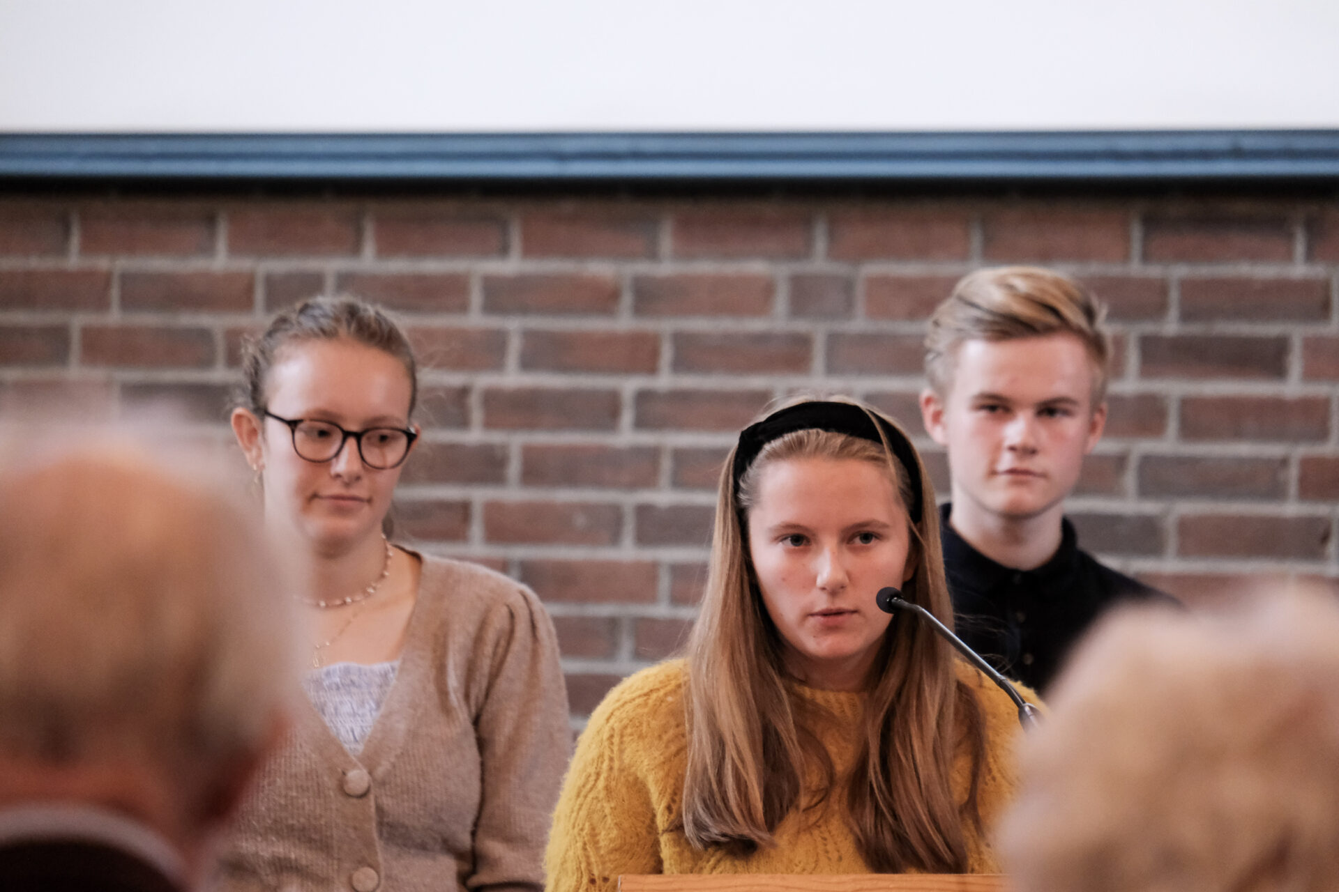 Ungdommene fra andaktsverkstedet leser opp tekstene på søndagsmøtet i Ryenberget menighet.