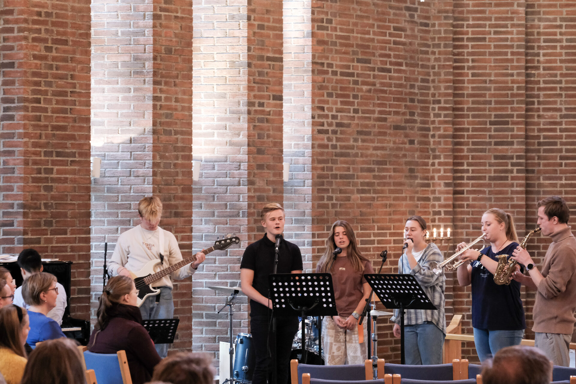 Ungdommene på musikkverksted leder menigheten gjennom 