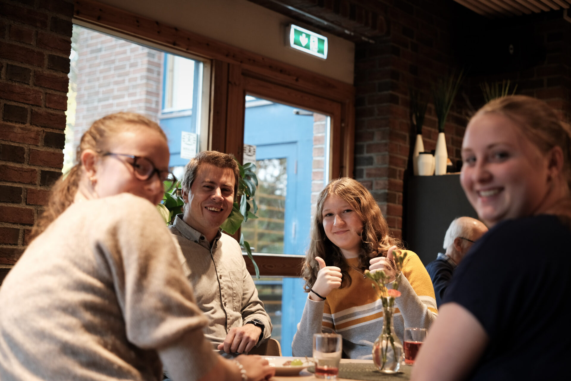 Ungdommene nyter fruktene av kirkekaffe-verksted.