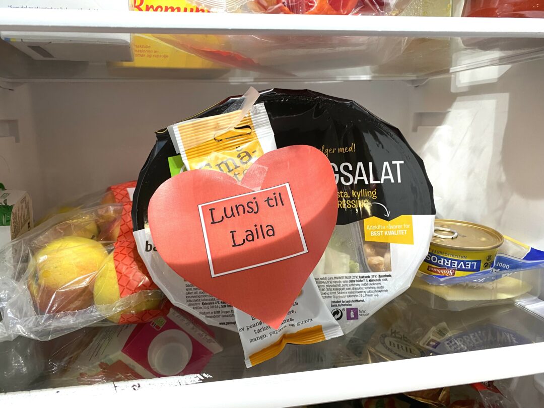 Salatpakke med hjerteformet lapp med teksten "Lunsj til Laila".