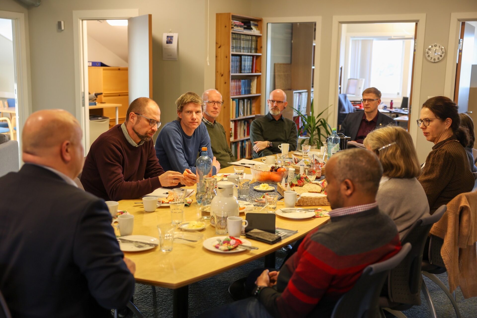 Besøk NKR samlet rundt bordet