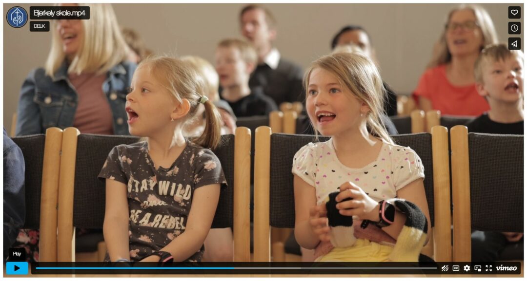 Skjermdump fra Bjerkelyfilm. Syngende barn.