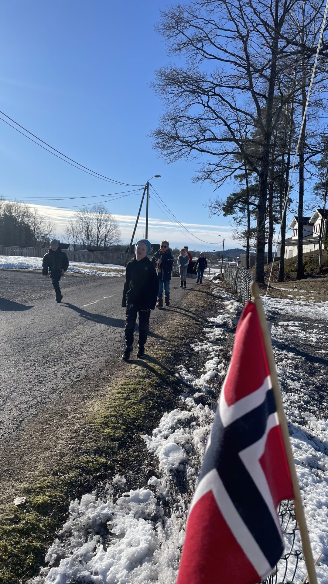 Bilde av flagg og elever som løper misjonsløp.
