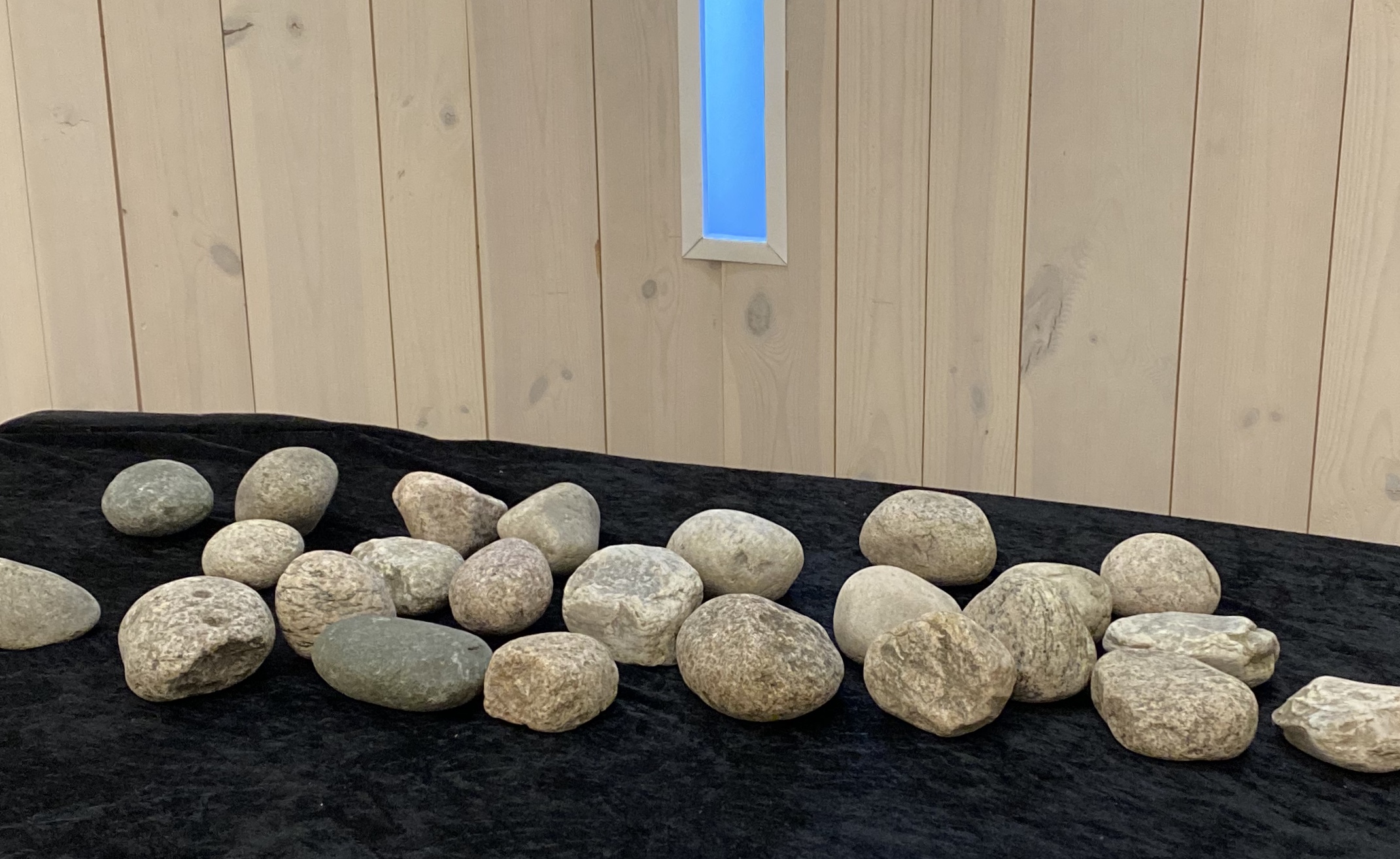 Steiner på svart alterduk