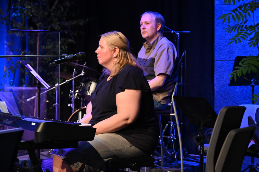 Heidi og Torkjell Halvorsen bidro med sang og musikk på kveldsmøtet
