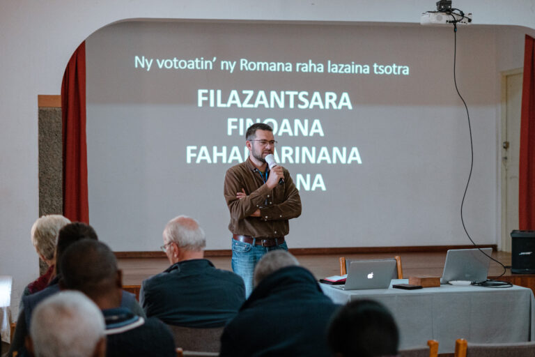 Kristoffer underviser om Romerbrevet under workshopen på Antsirabe, juni 2023.