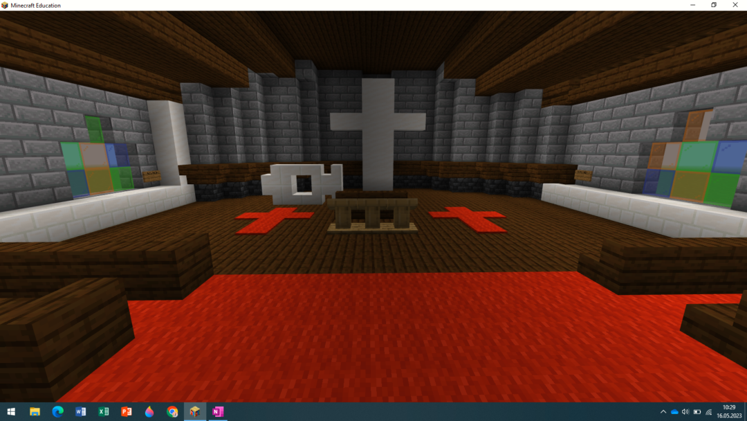 Minecraft-kirkerom med symboler.