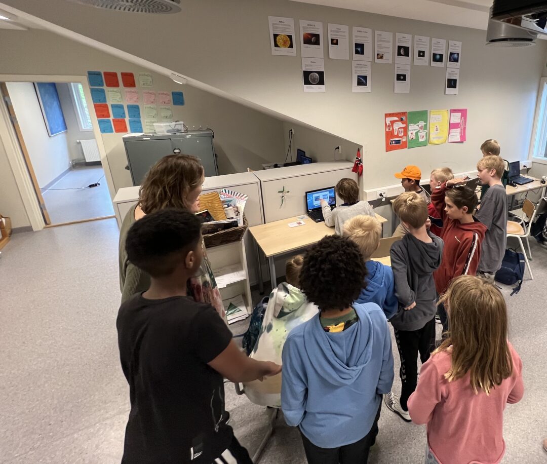 4.-5. klasse viser hverandre minecraft-byggverk.