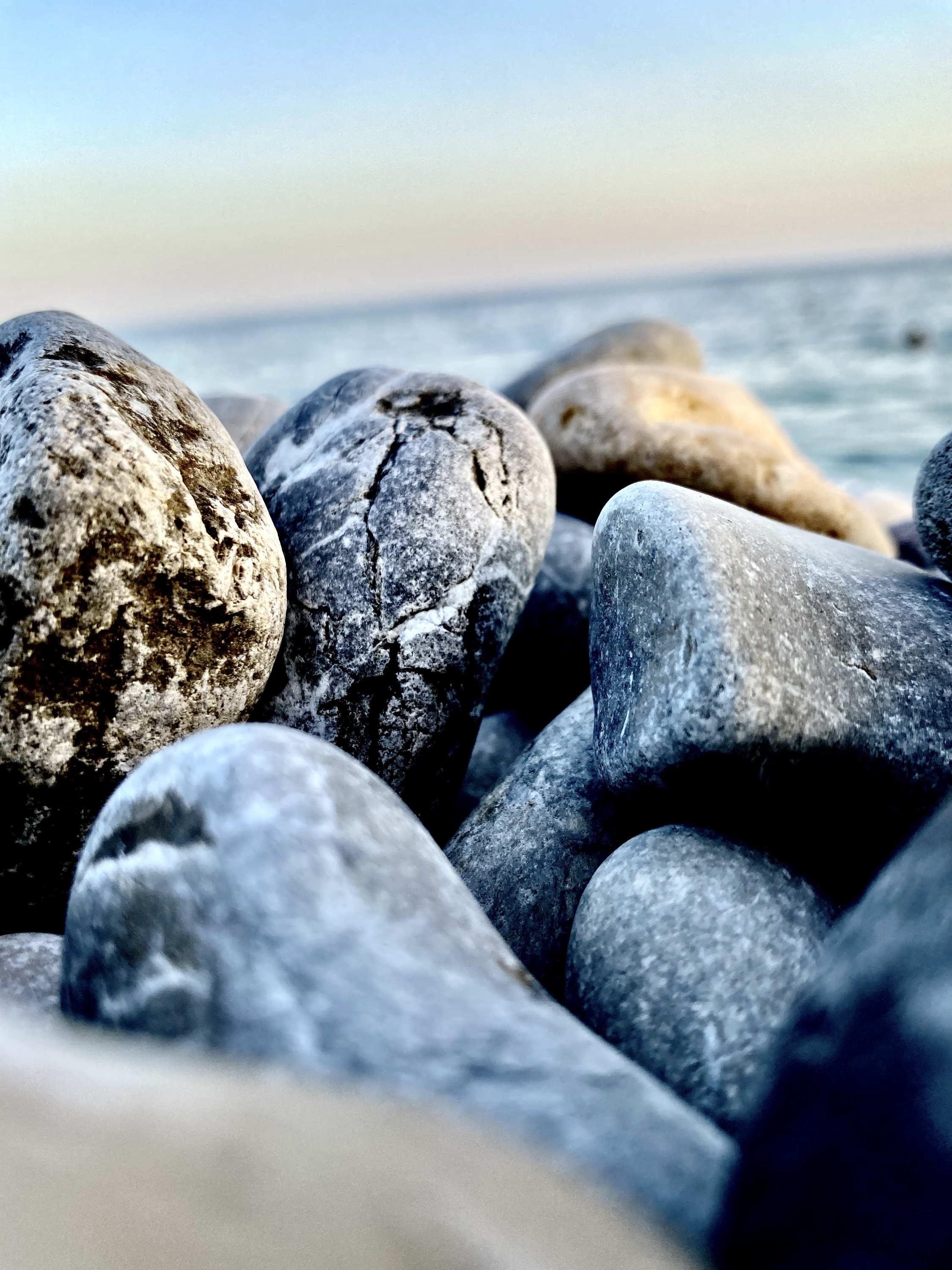 Nærbilde av steiner på en strand.
