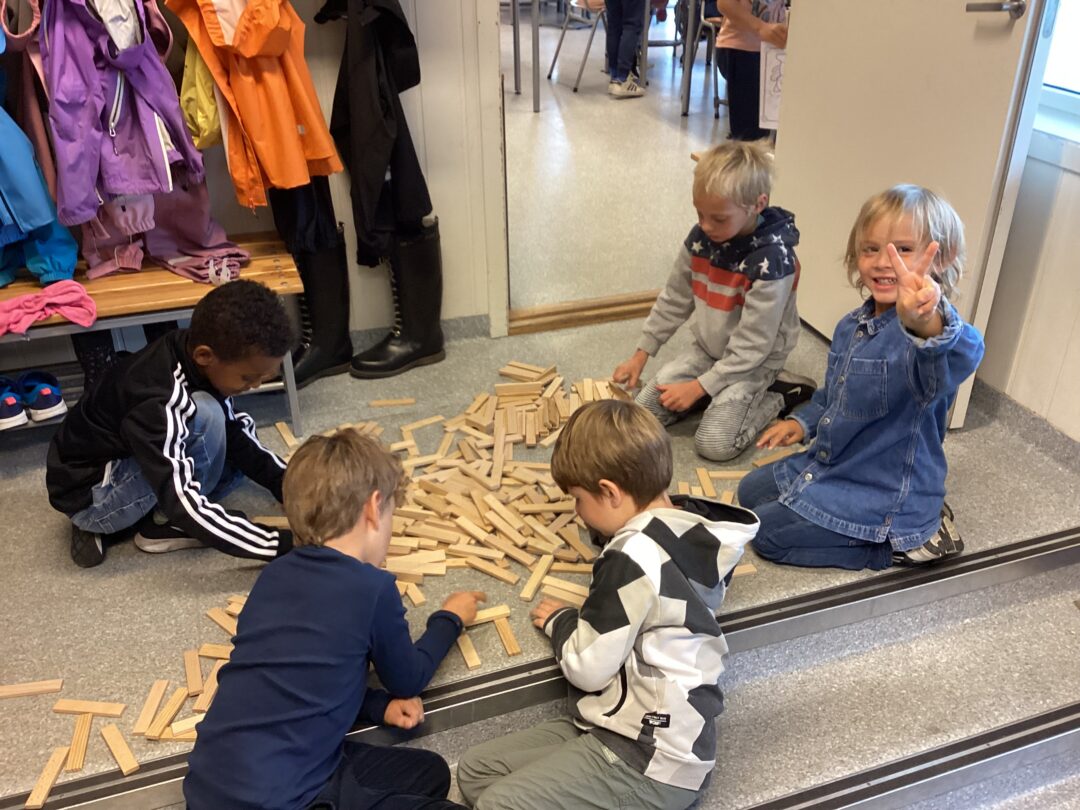 Bilde 2 av 1.-2. klasse i vennskapsuka.