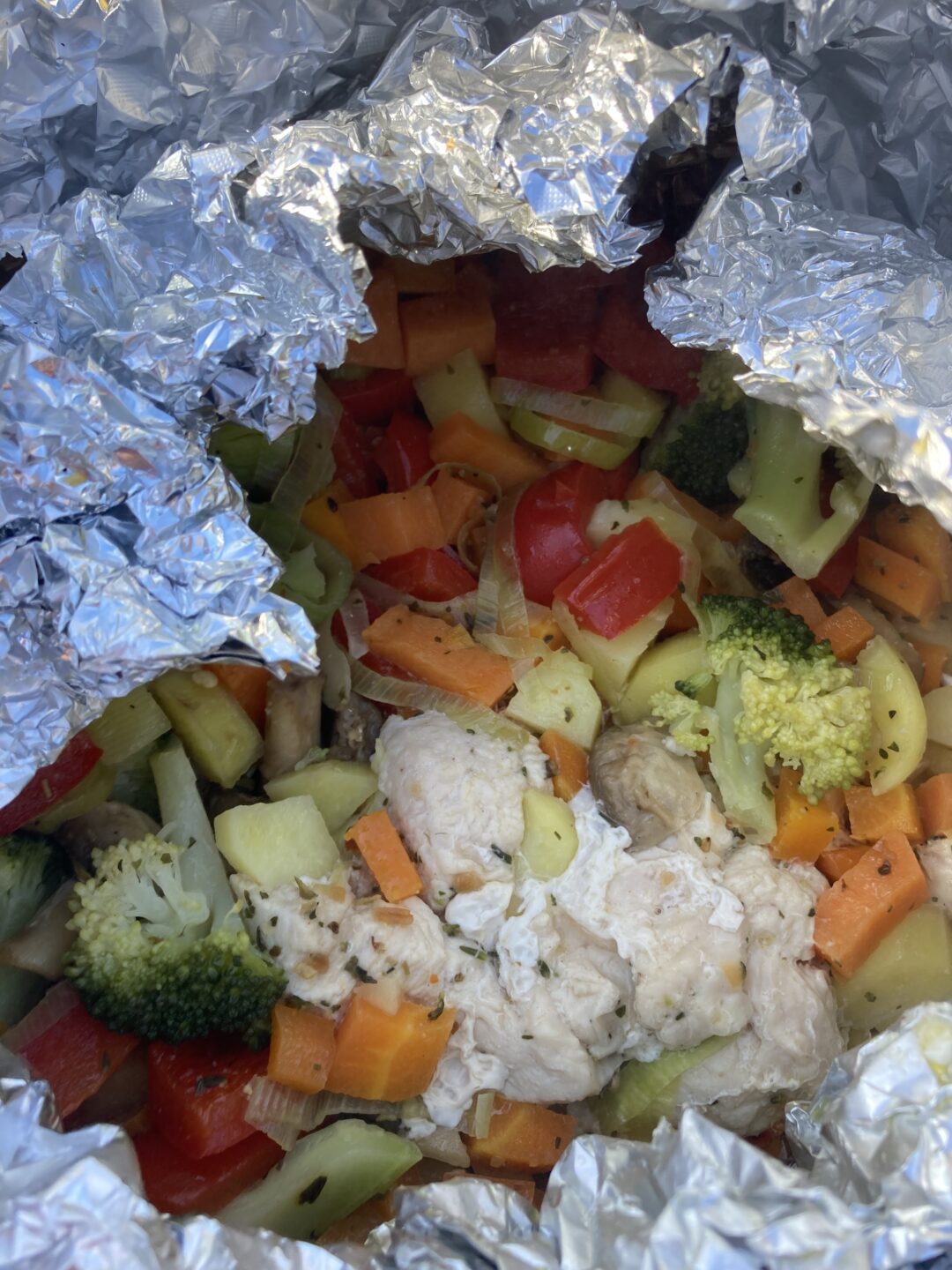Bilde av grønnsaker i aluminiumsfolie - 6. klasse fra Moe på temadag på Strand leirsted.