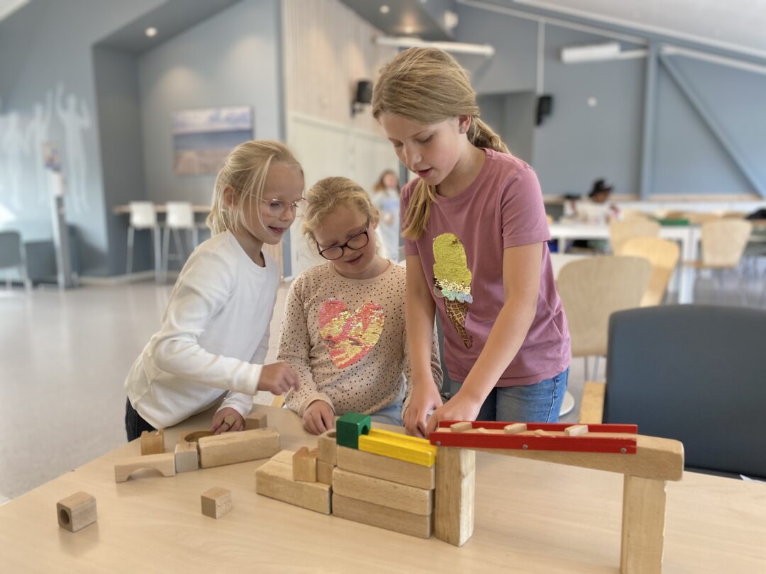 Tre jenter leker med et byggesett på Moe skoles SFO.