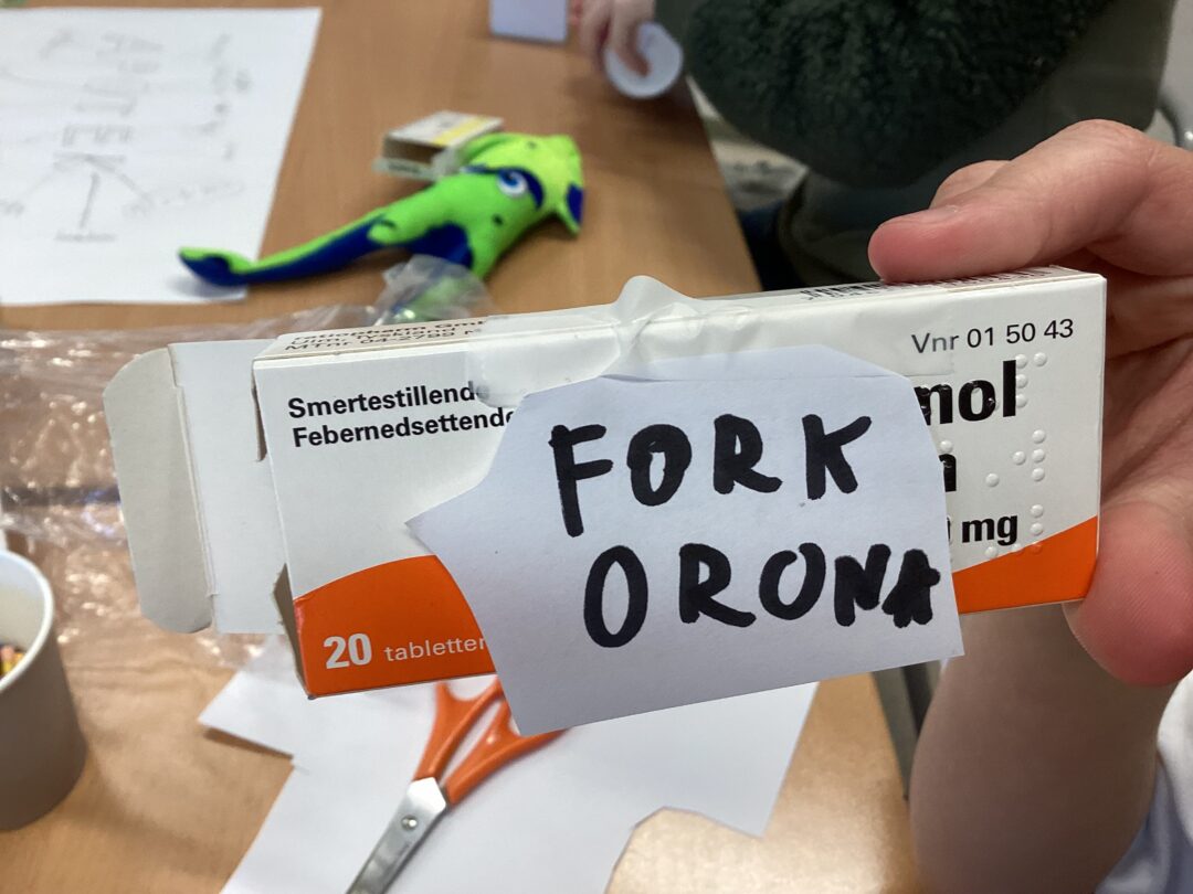 Nærbilde av "medisin"-eske merket med "For korona", til bruk ved bamsesykehuset i 3. klasse.