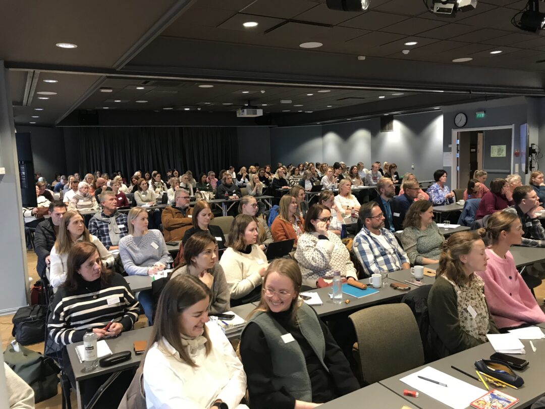 Bilde av en stor del av deltakerne på personalseminaret.