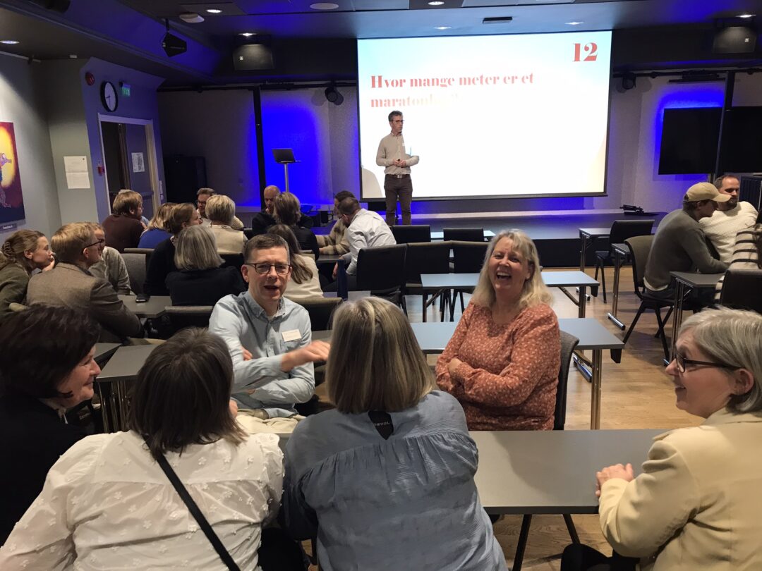 Bilde av smilende gruppe på personalseminaret.